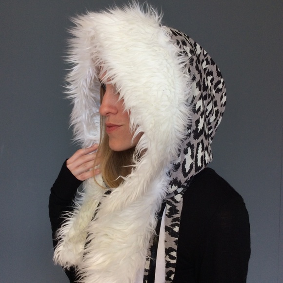 Grey Leopard Print Fringe Hood with White Fur Trim - Picture 6 of 8